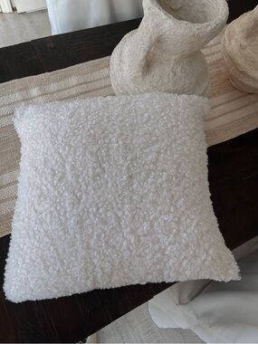 NWOT COZY AND BEAUTIFUL SHERPA PILLOW COVER 🤍🤍